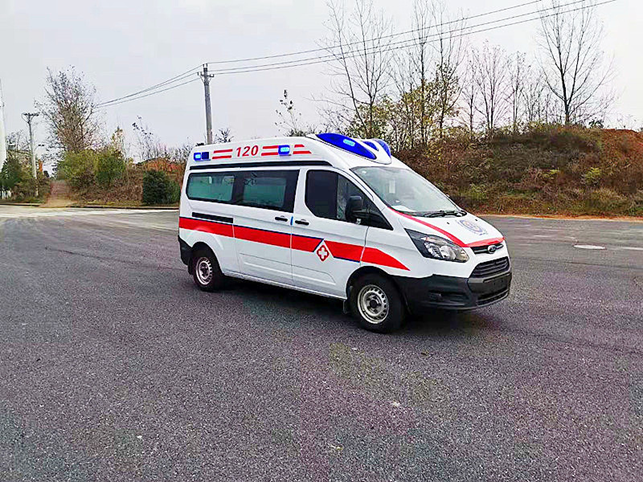 福特全順V362中軸柴油版負(fù)壓救護車