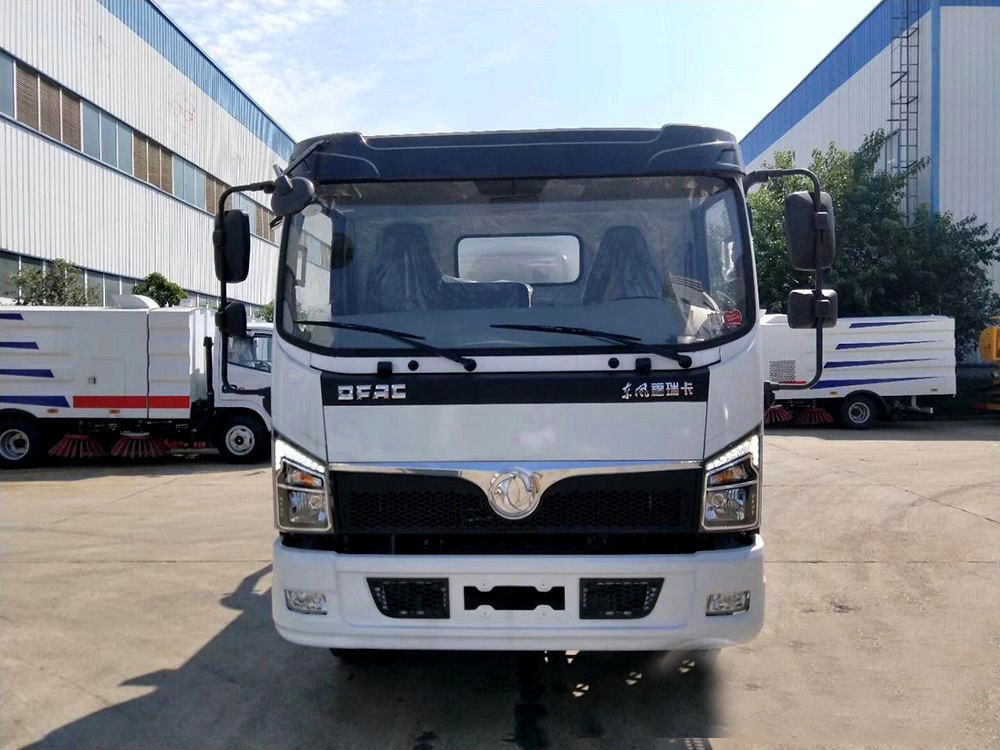 8方東風(fēng)D7 吸污車