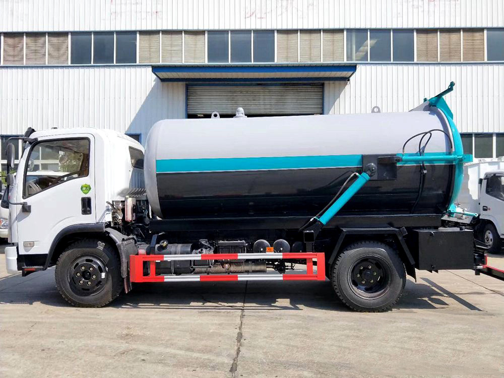 8方東風(fēng)D7 吸污車