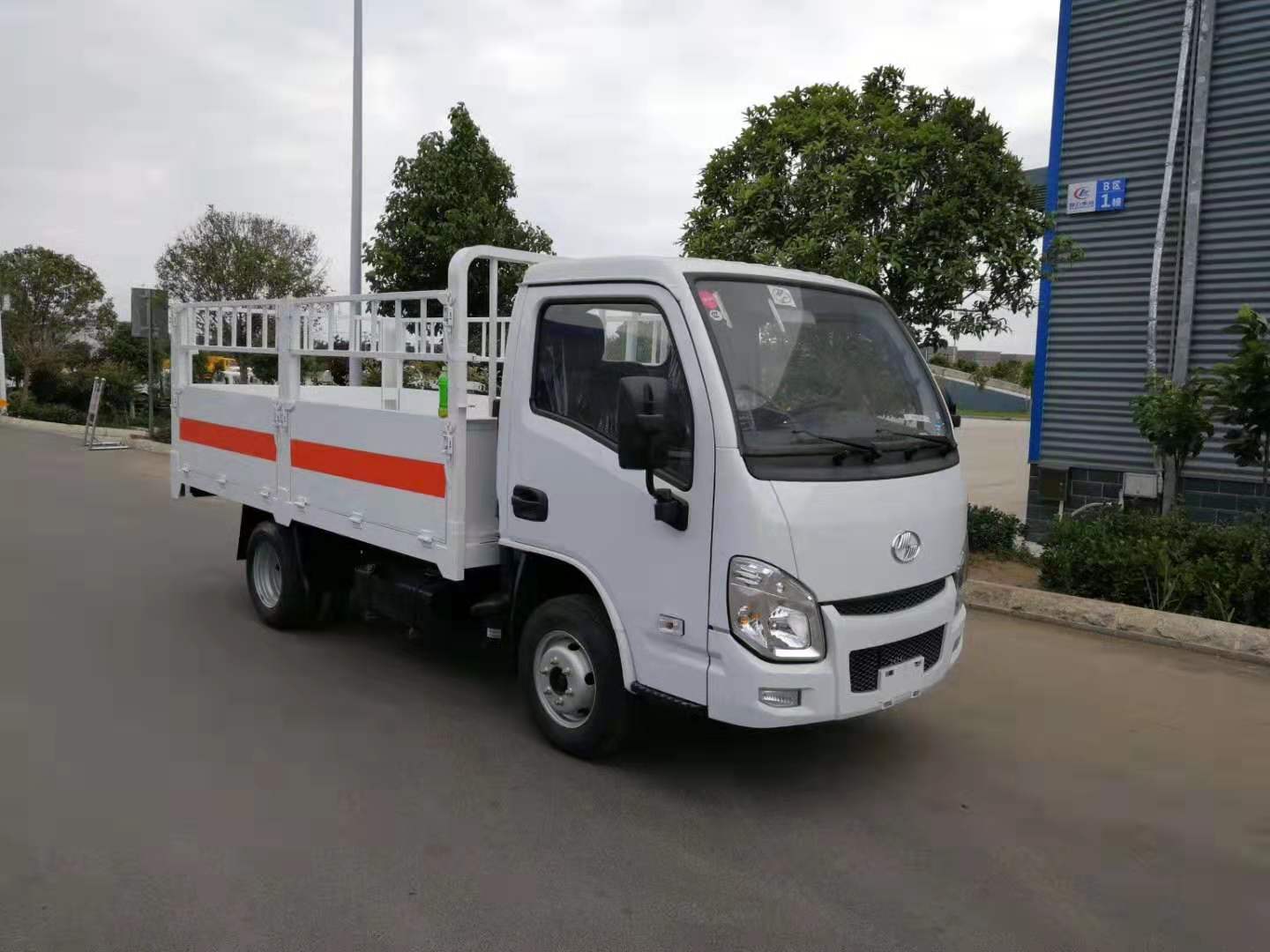 躍進(jìn)3.3米氣瓶運(yùn)輸車(chē)