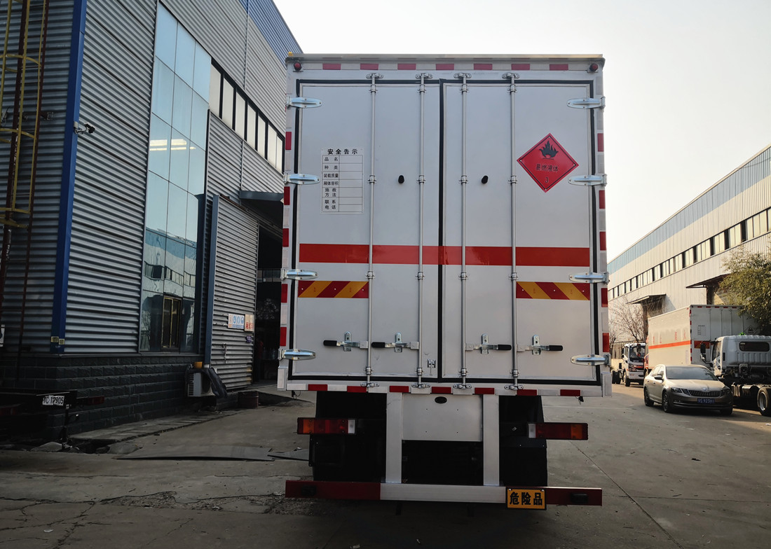 東風天龍 9.6米易燃液體廂式運輸車